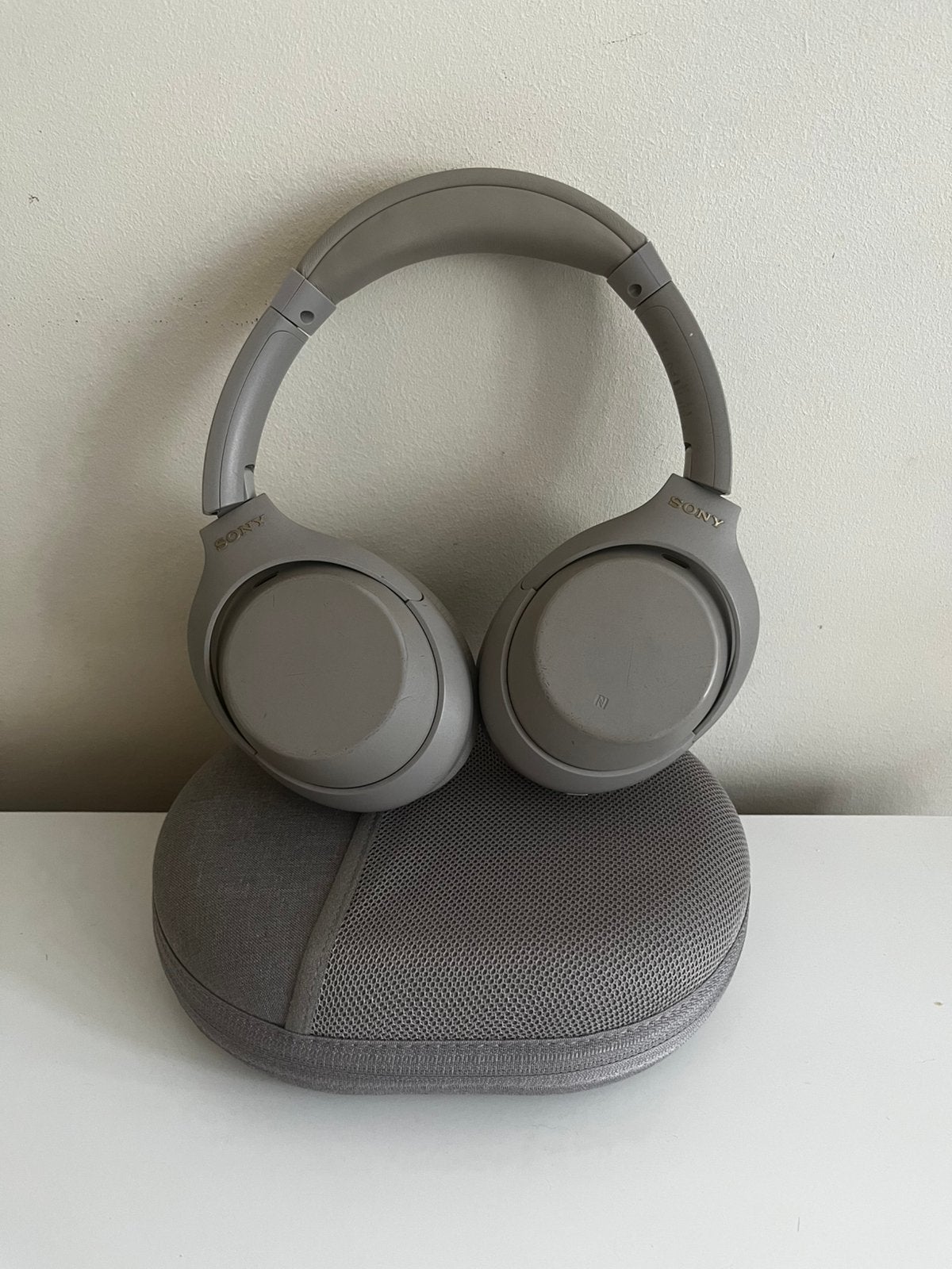 Sony WH-1000XM4 Silver-Nouveaux coussinets d'oreille + étui, TV, Hi-fi & Vidéo, Enlèvement ou Envoi, Argent, Utilisé, Sony