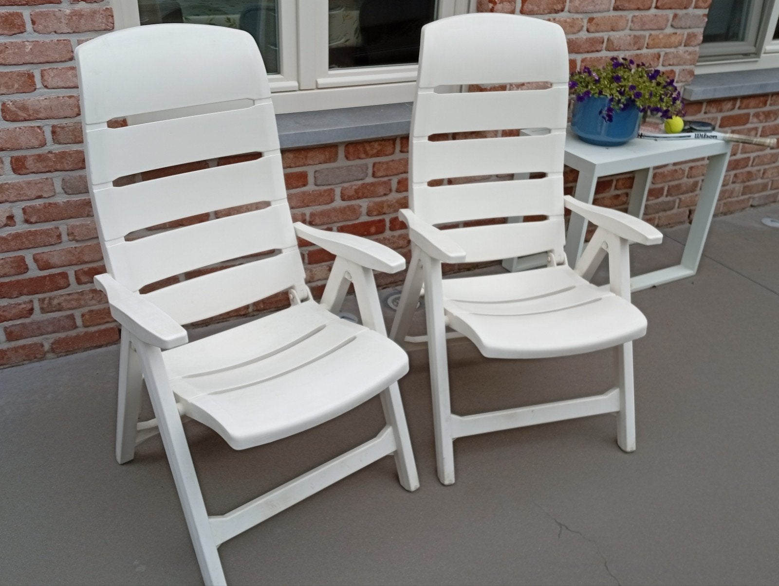 2 witte verstelbare curver tuinstuinstoelen met kussens, Ophalen