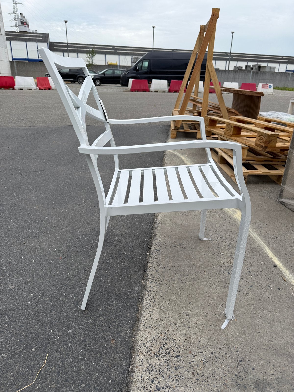 Mooie stoel van Gloster verkocht als paar in wit, Tuin en Terras, Ophalen of Verzenden, Zo goed als nieuw