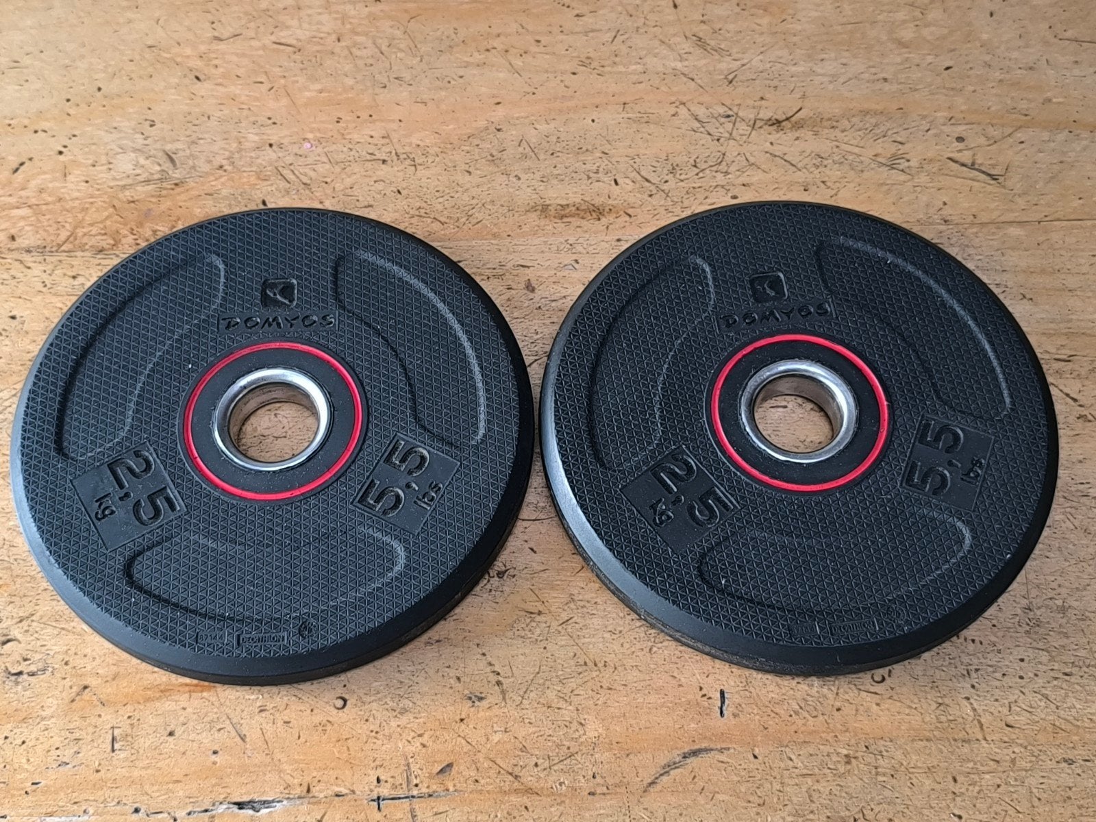 2 x Domyos 2,5kg halterschijven. 2,8cm., Ophalen, Gebruikt, Benen, Halterschijven