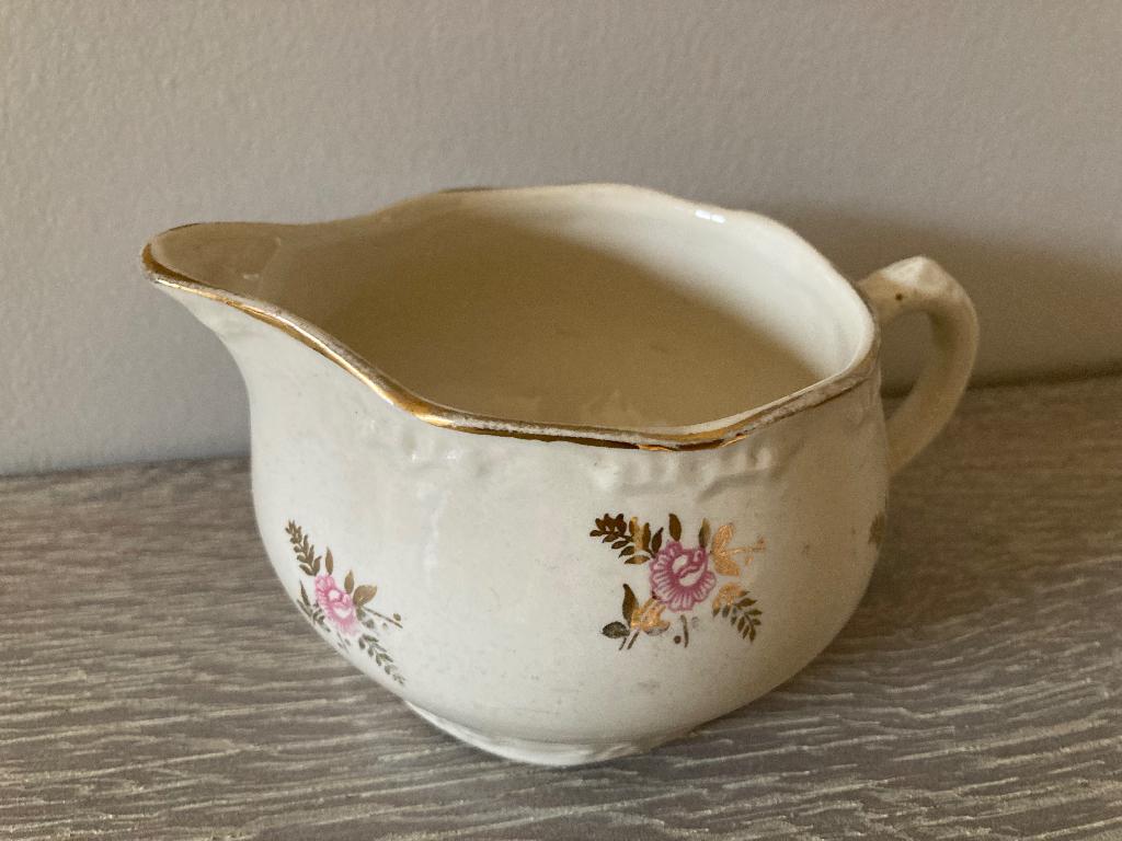 Melkkannetje met roosje van Boch, Antiek en Kunst, Ophalen of Verzenden