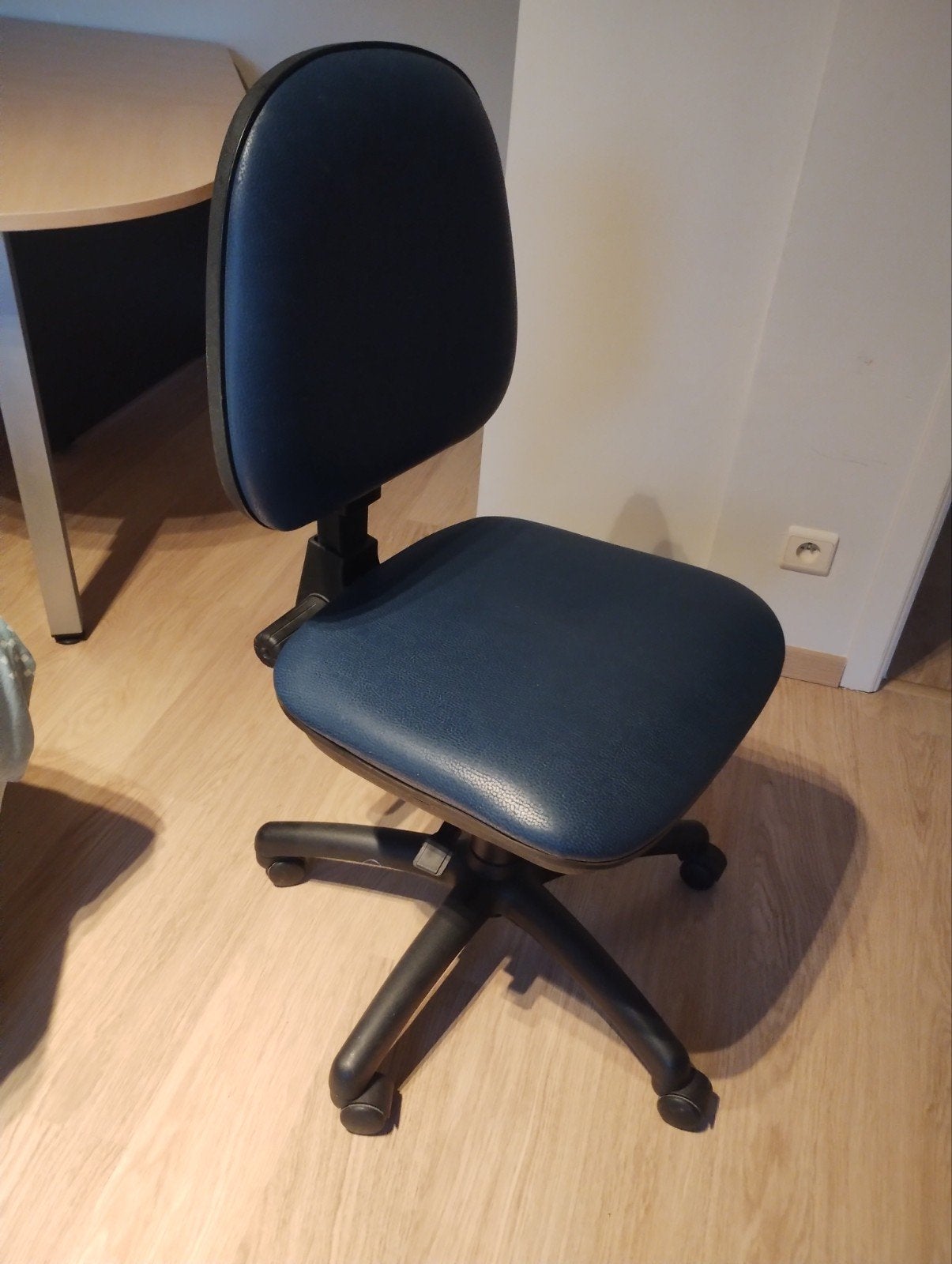 Bureau en bureaustoel gratis af te halen in Ingooigem !!, Ophalen