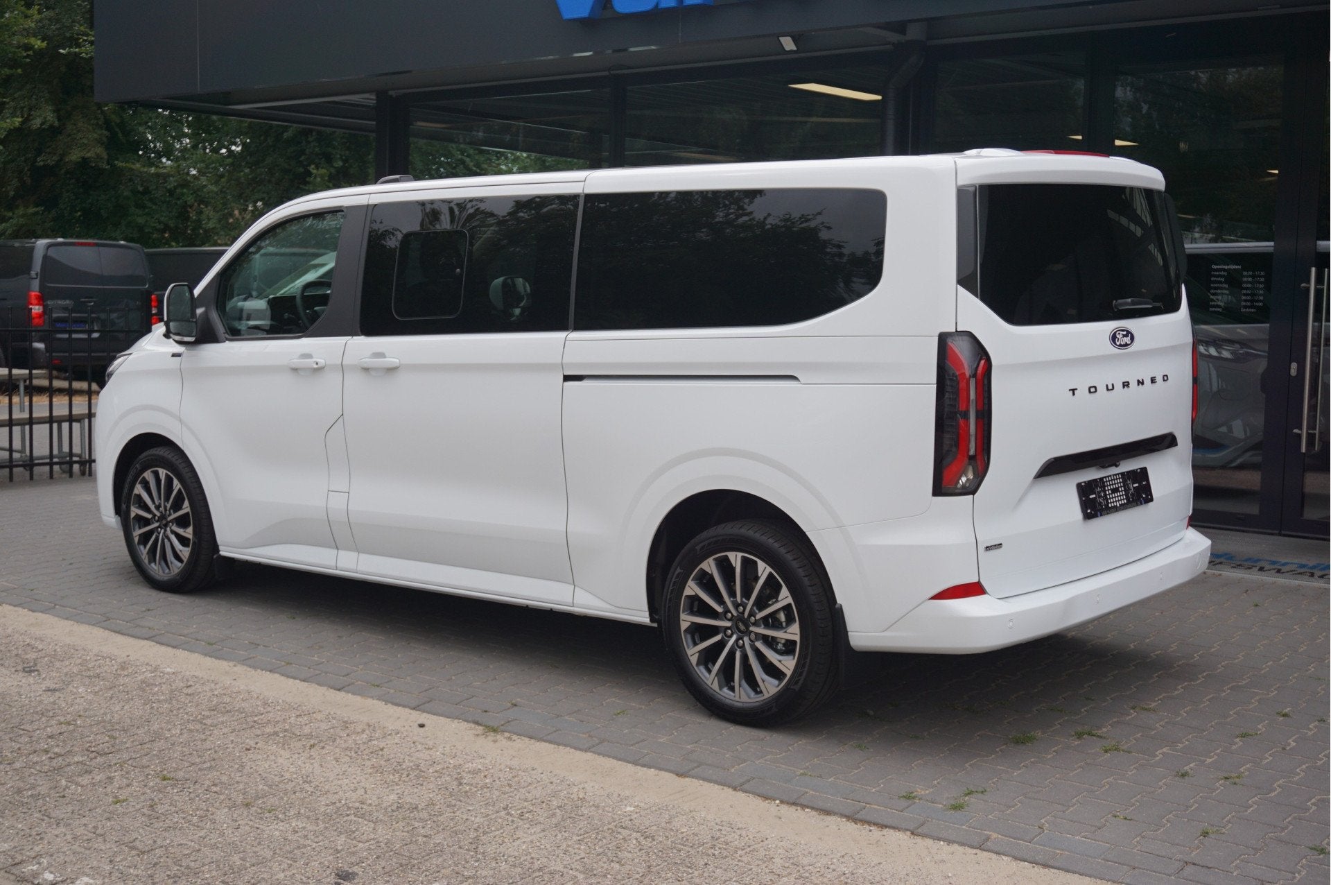 Ford Transit Custom Tourneo 340L 2.5 PHEV 233PK Titanium X P, Auto's, 4 cilinders, 1850 kg, Wit, Leder