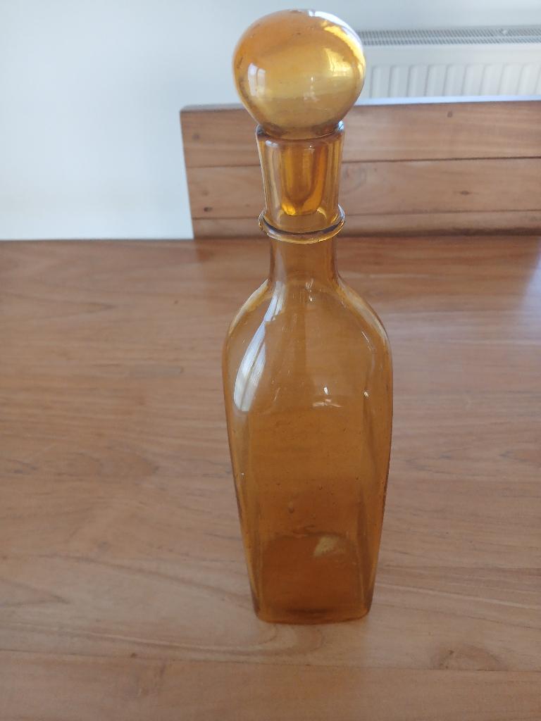 Carafe en verre ambré, Enlèvement