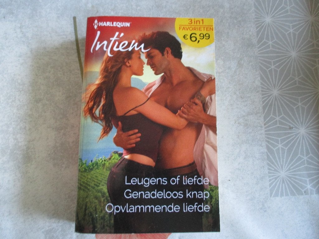 boek pocket harlequin 3 in 1, Ophalen of Verzenden, Zo goed als nieuw