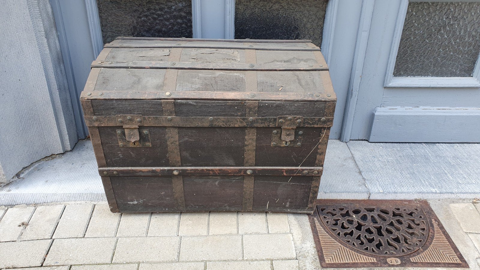Houten kist met gewelfde deksel, Ophalen