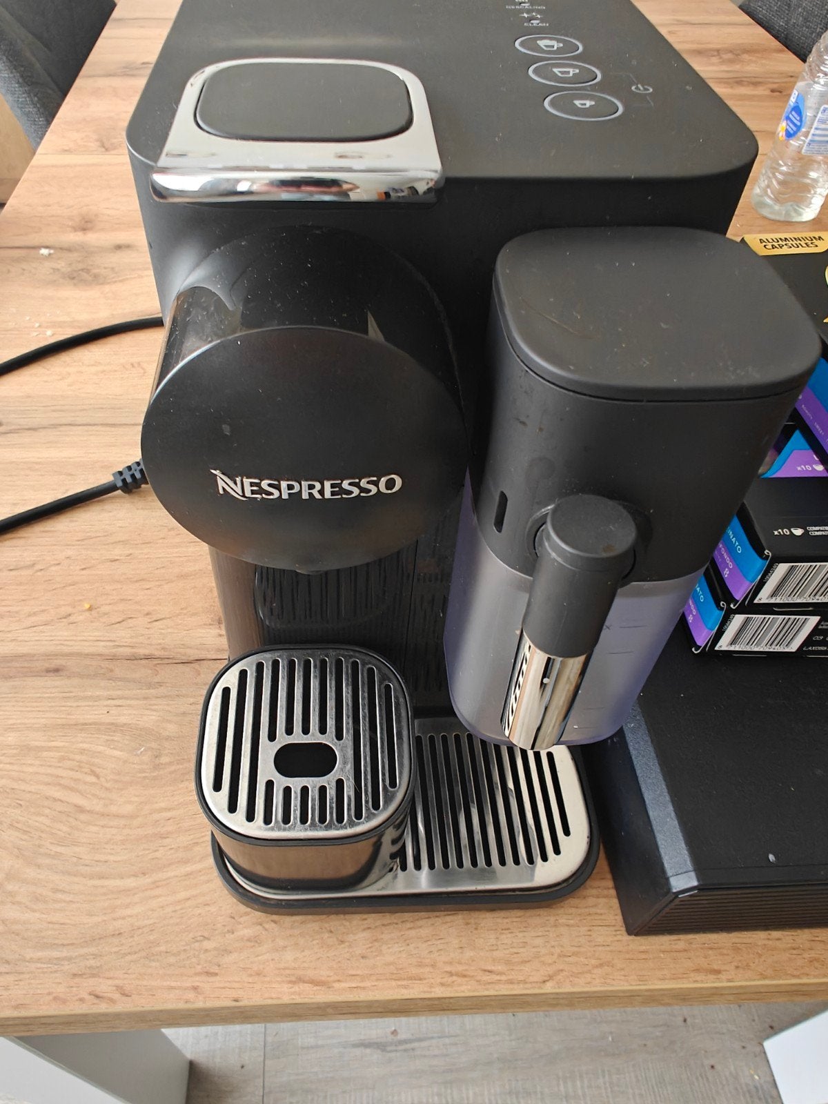 Delonghi Latissima One zwart Nespresso machine, Ophalen, Koffiepads en cups, Gebruikt, Overige modellen
