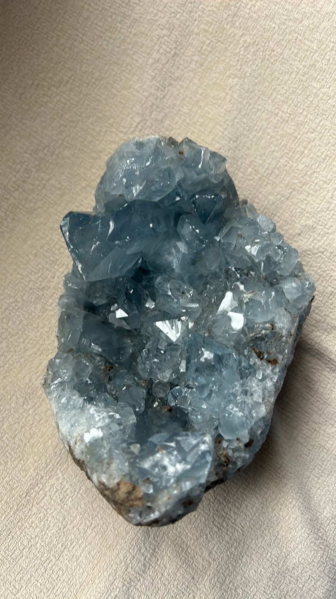 Cest une célestine célestite bleue provenant  de Madagascar., Collections, Enlèvement ou Envoi, Minéral
