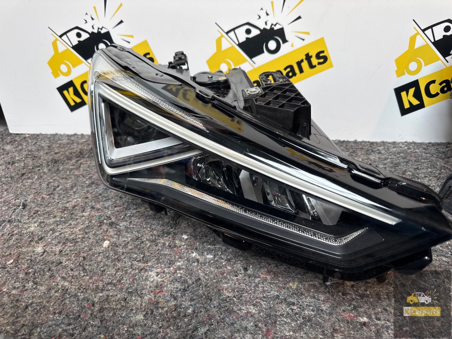 Cupra Formentor Full Led Koplamp rechts 5FG941774 lamp, Gebruikt, Autovia A-2, Km 585 585
08760  Martorell, ES, SEAT S.A., Customercare@seat.es