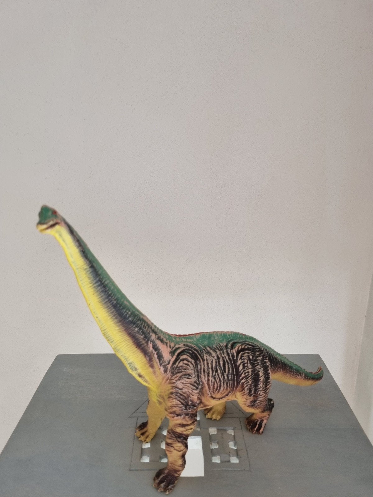 Dinosaure de 25,5 cm de haut et 31,5 cm de long, Enlèvement ou Envoi, Comme neuf