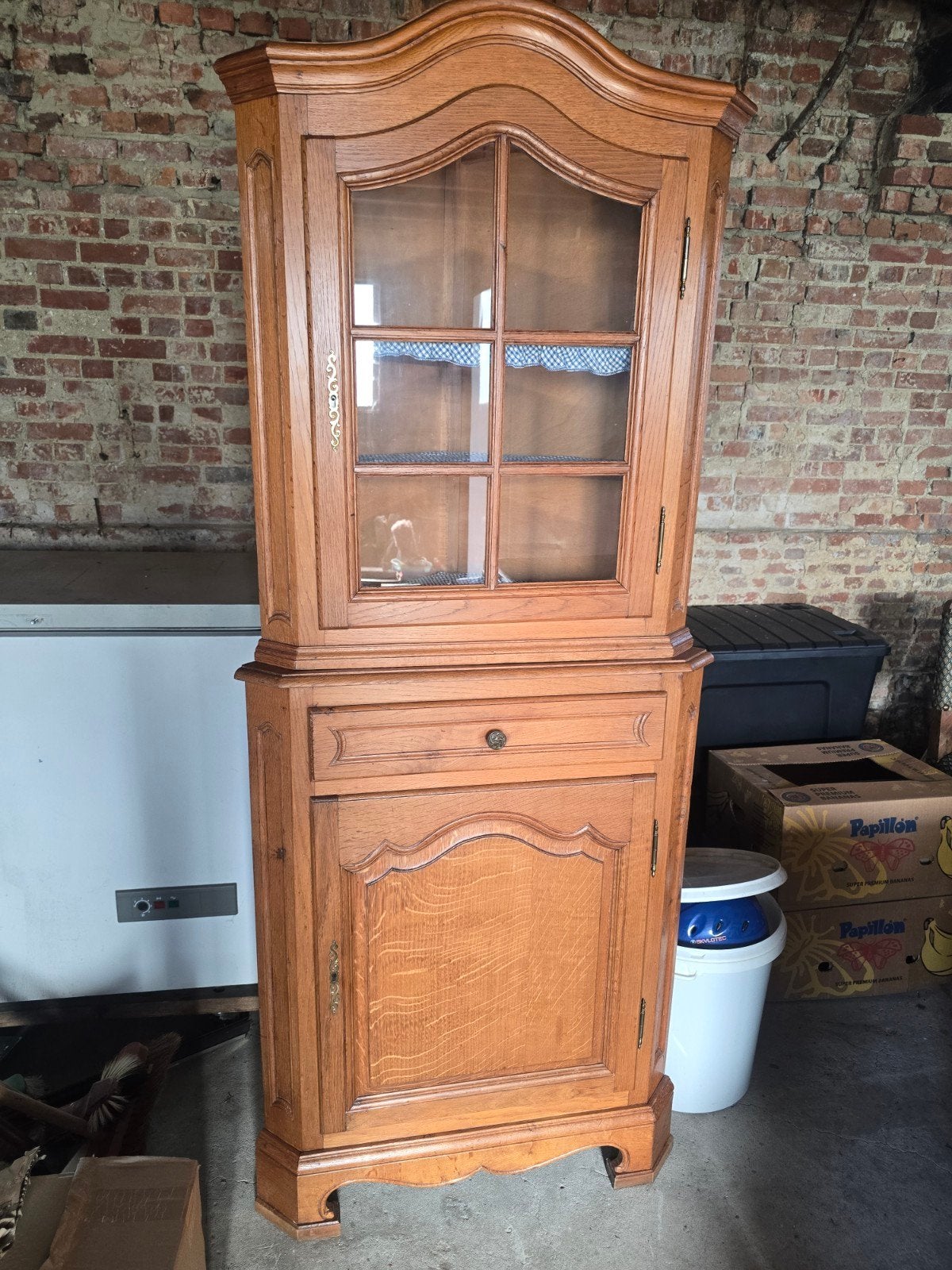 mooie vintage hoek vitrinekast, Huis en Inrichting, Ophalen, Gebruikt, Vintage, Met lade(s)