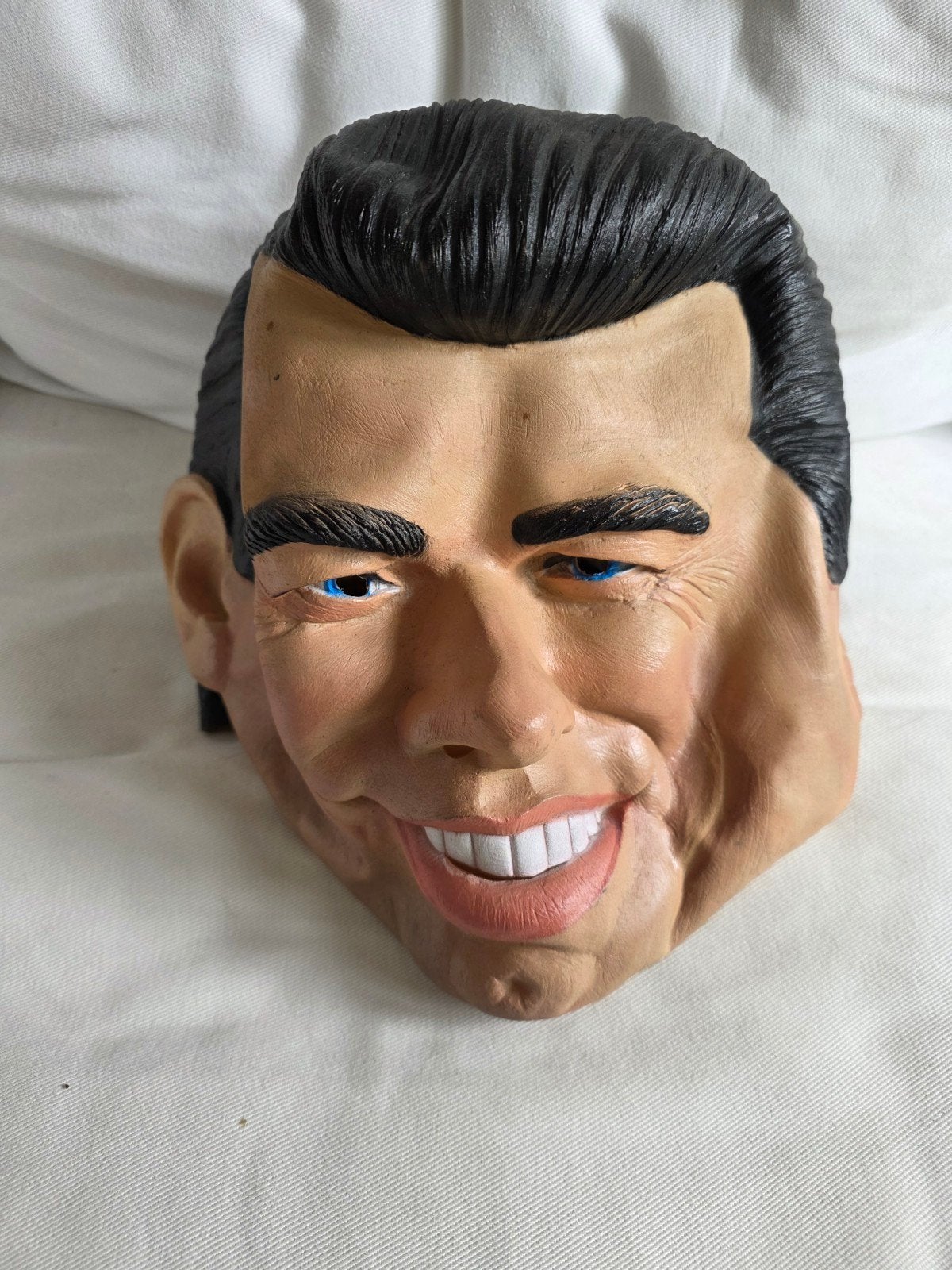 Masque latex John Travolta César., Collections