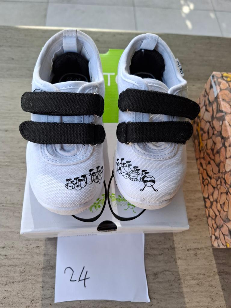 Turnpantoffels / sportschoenen / schoenen maat 24 - Deto, Ophalen, Zo goed als nieuw, Deto, Jongen of Meisje
