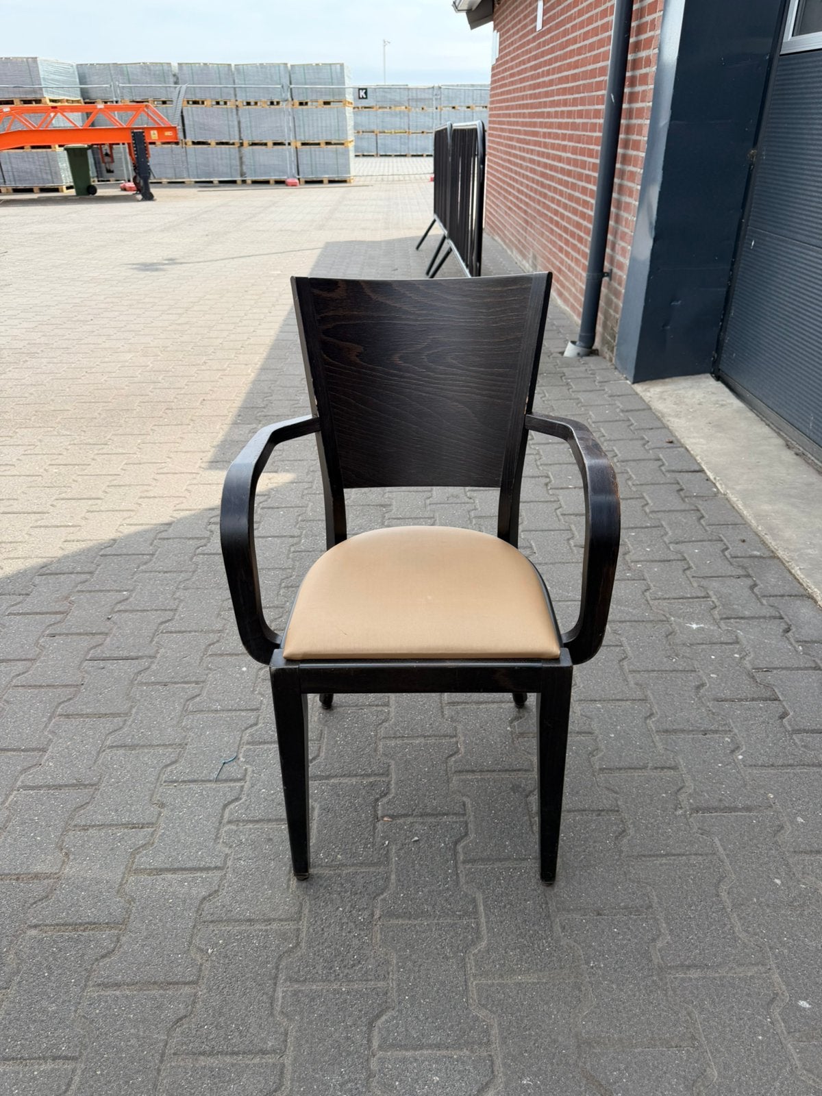 Ca. 50 Horeca Stoelen met Armleuning + Bijbehorende Tafels, Ophalen, Gebruikt, Meubilair