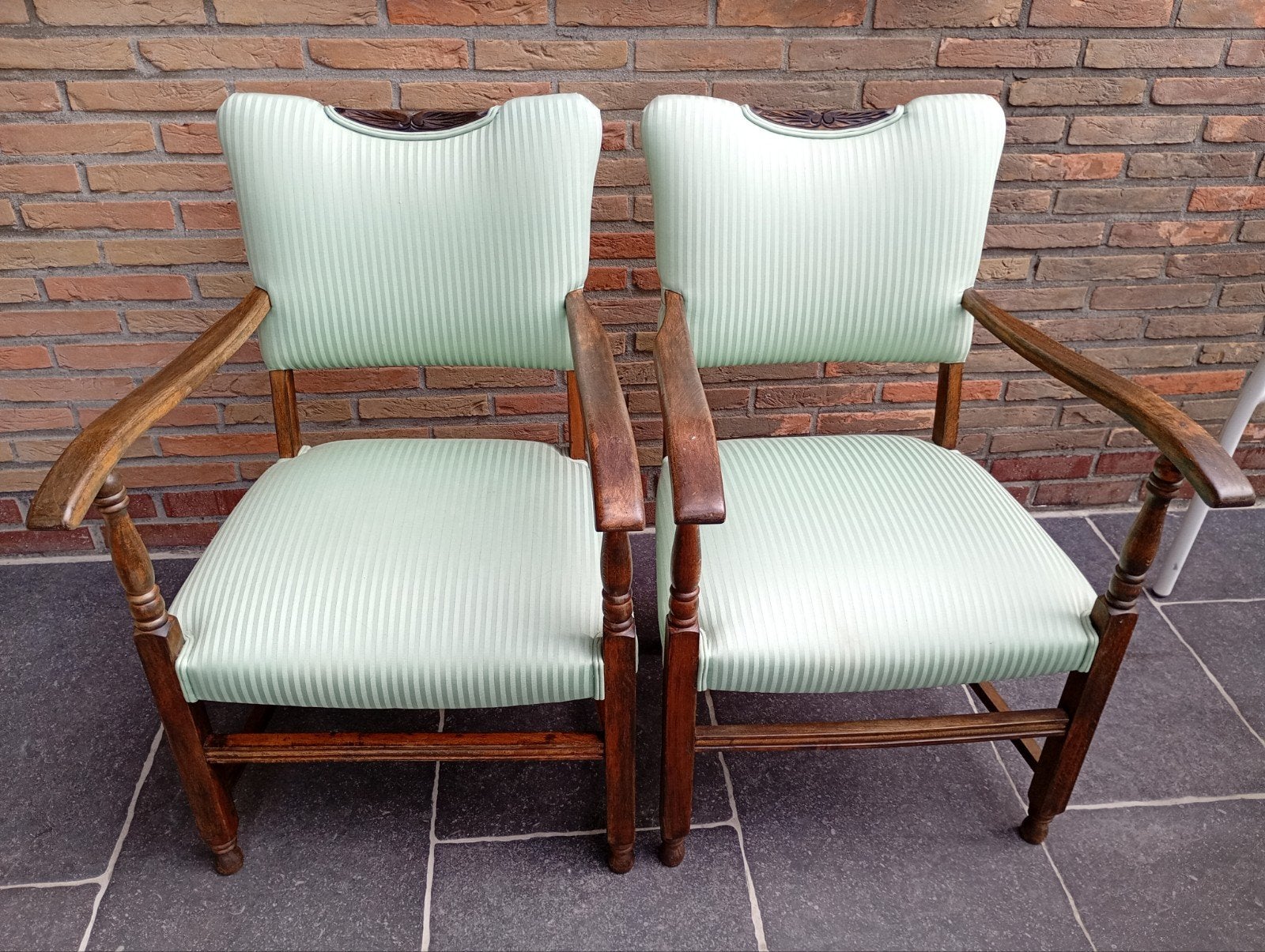 Antieke armstoelen, Ophalen