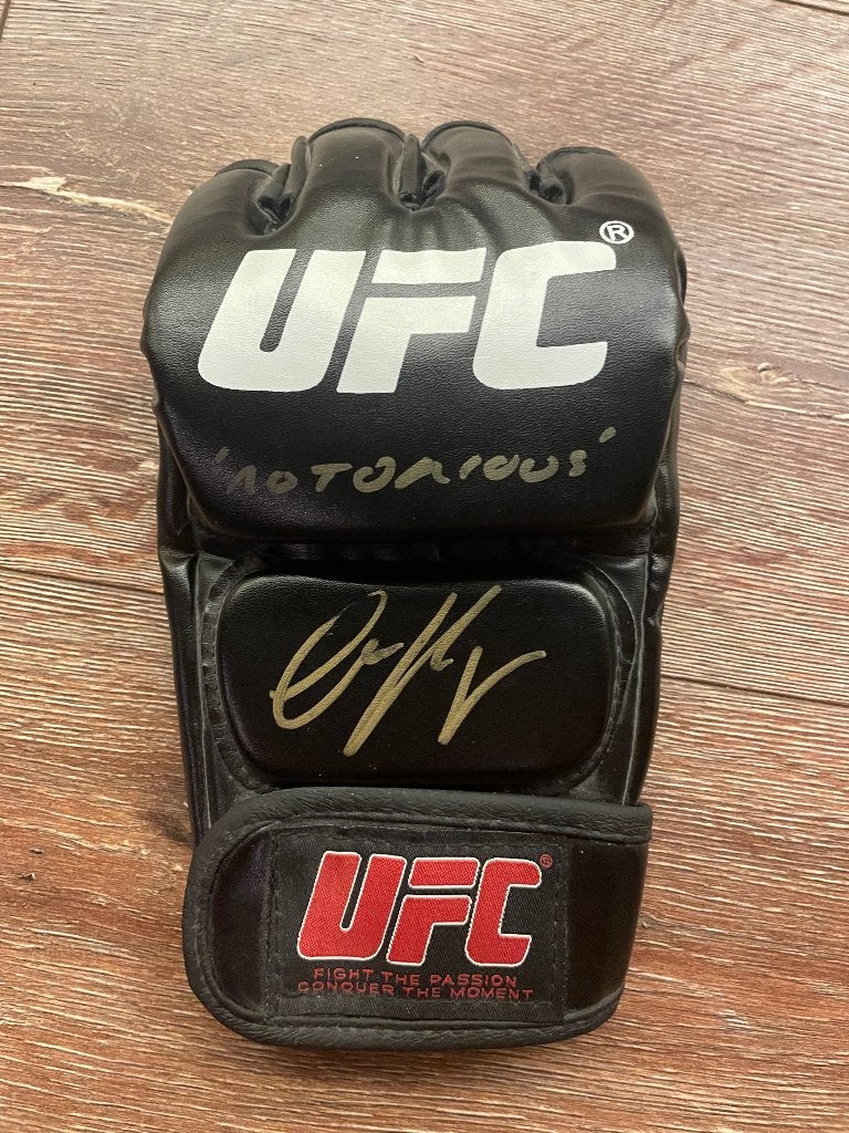 UFC-handschoen Conor McGregor – gesigneerd + “Notorious”, Verzamelen, Ophalen of Verzenden, Zo goed als nieuw