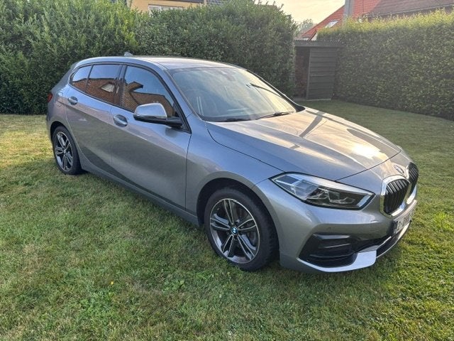 BMW 118i Hatch Sport Line, Auto's, BMW, 3 cilinders, Zilver of Grijs, 1395 kg, 695 kg