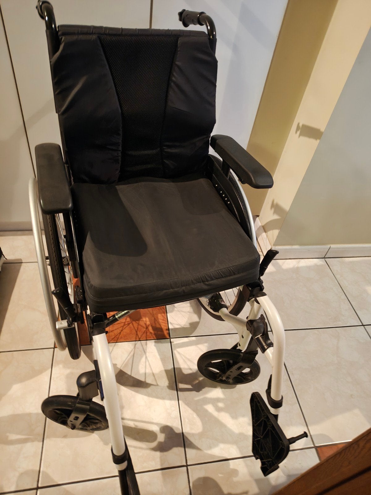 chaise roulante quasi neuve (appuie tête amovible), Divers, Enlèvement, Comme neuf, Fauteuil roulant à pousser