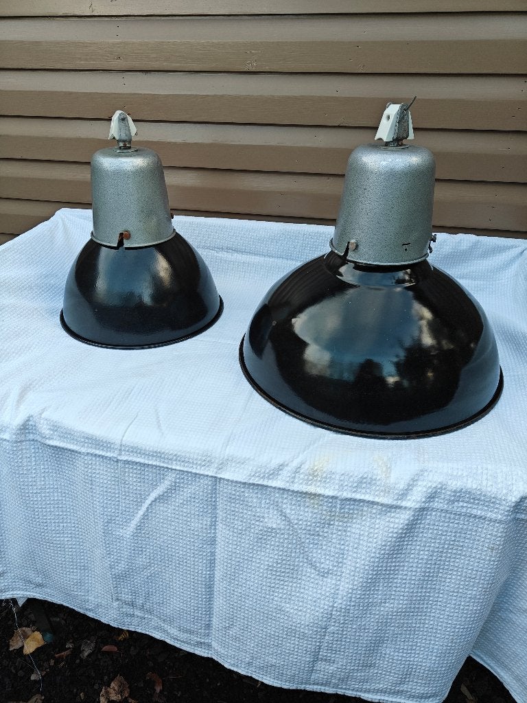 LAMPES SUSPENDUES INDUSTRIELLES EN ÉMAIL NOIR/ARGENT, Enlèvement ou Envoi, Métal, VINTAGE - LOFT - COTTAGE - RETRO, E27 (grand)