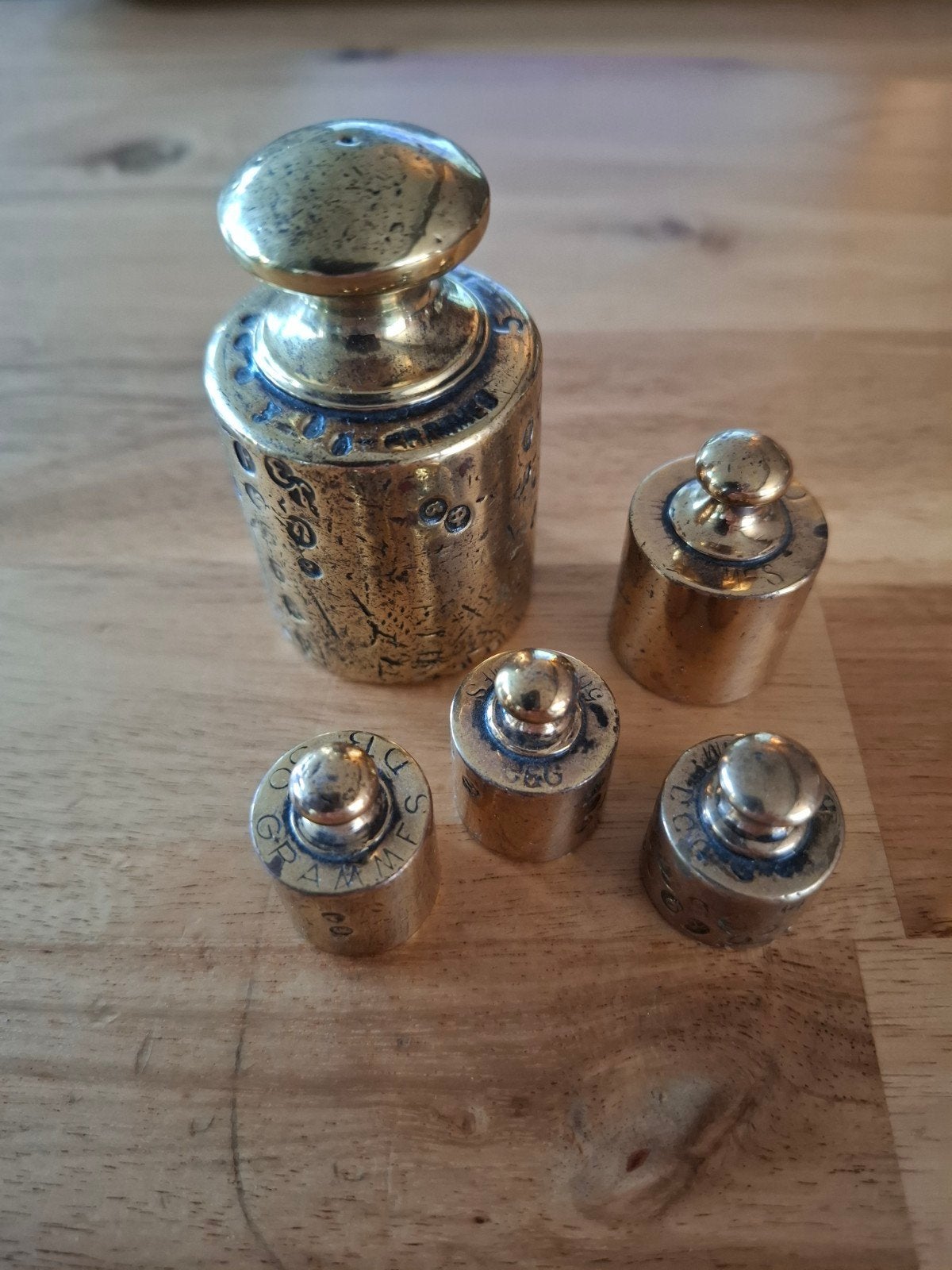 Vijf vergulde gewichtjes, Ophalen