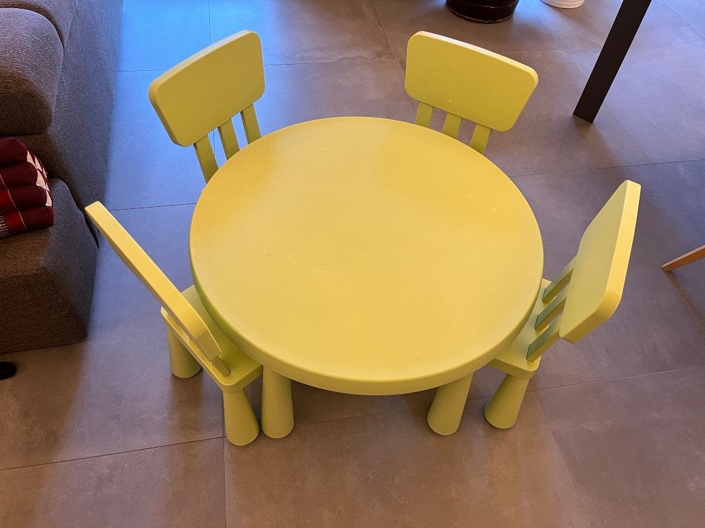 IKEA MAMMUT tafel en 4 kleine stoelen, Kinderen en Baby's, Ophalen, Gebruikt, Tafel(s) en Stoel(en)
