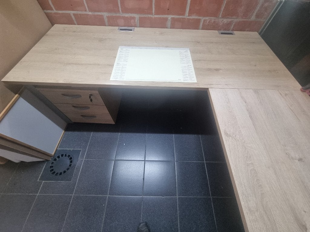 Bureau gratis, Enlèvement, Utilisé
