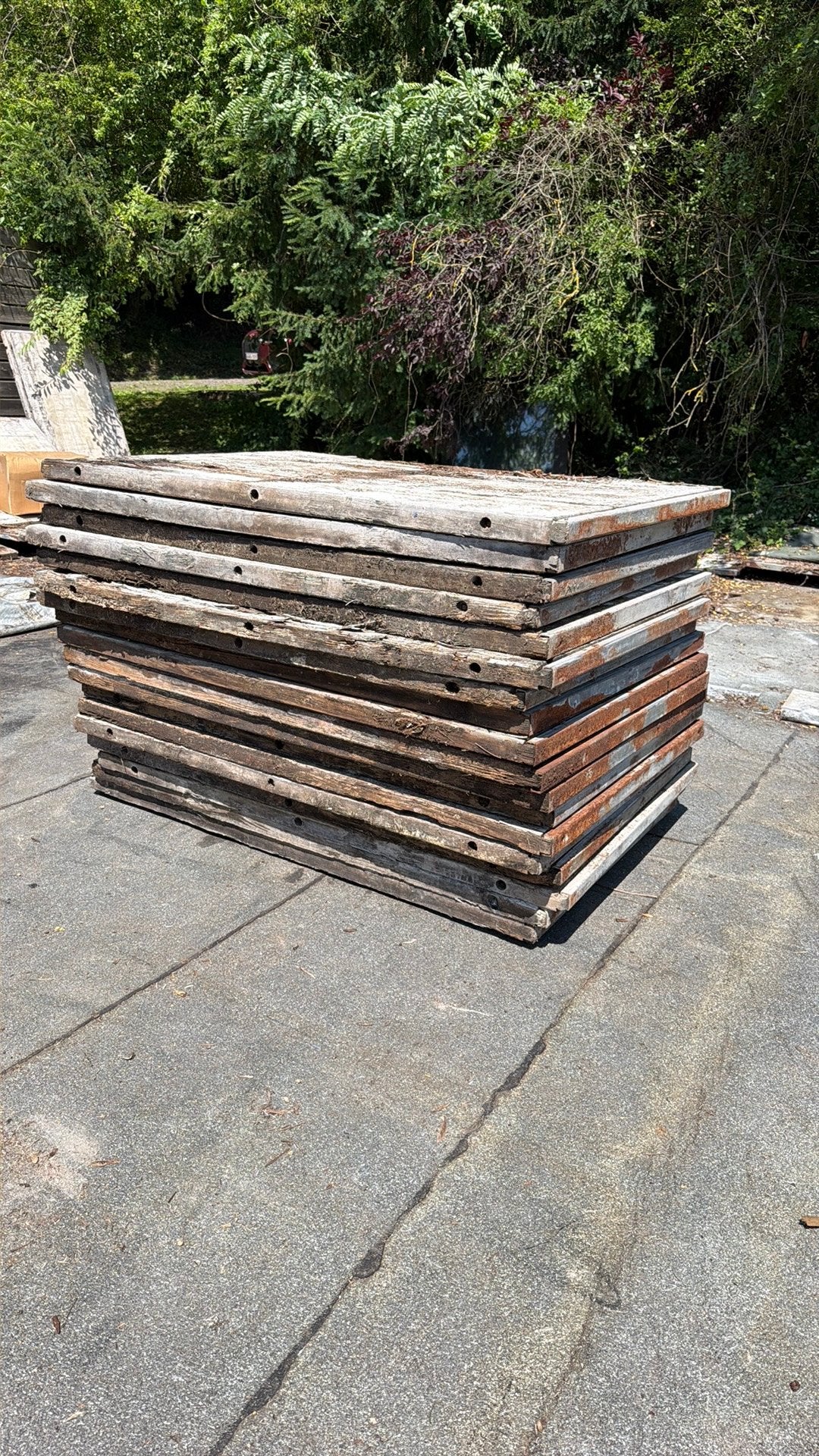 SET VAN ONGEVEER 60 MET METAAL VERSTERKTE HOUTEN