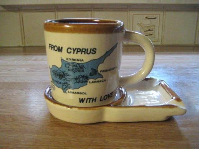 Originele koffiemok met onderschoteltje, Overige merken, Vintage, Zo goed als nieuw, Aardewerk