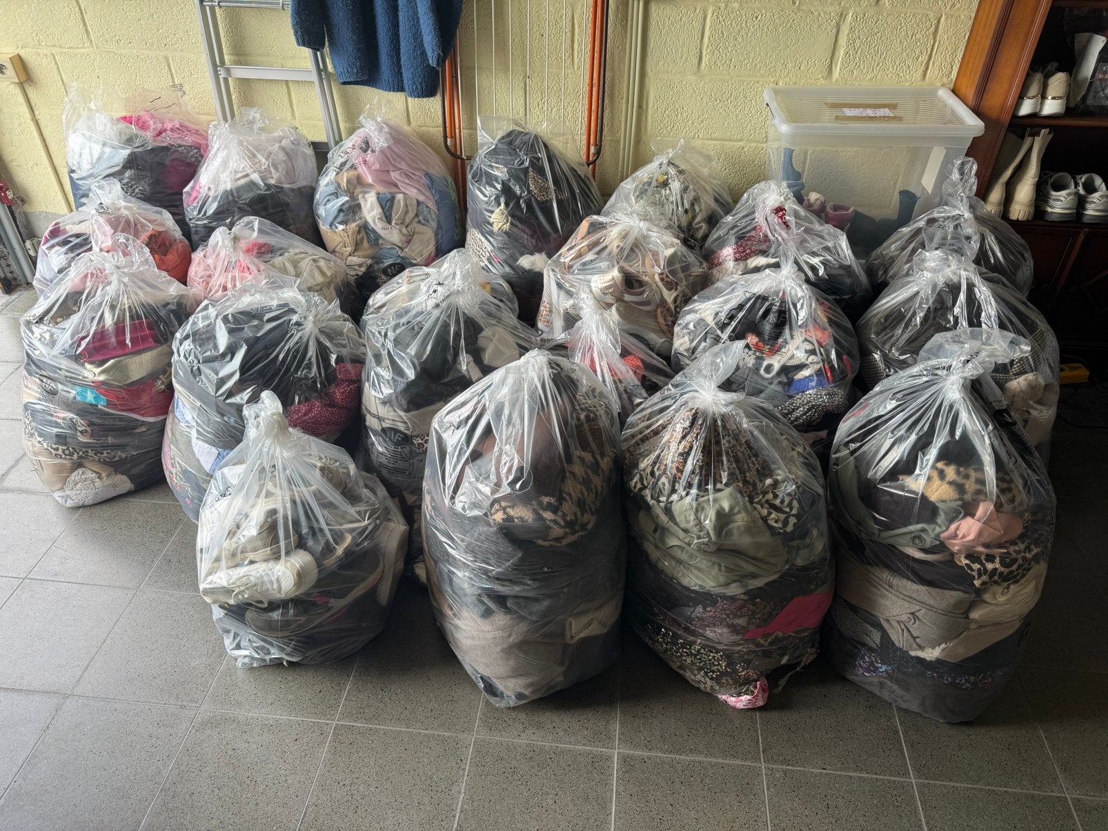 LOT INCROYABLE DE + 1000 VETEMENTS/CHAUSSURES/SACS, Enlèvement, Comme neuf, Taille 36 (S)