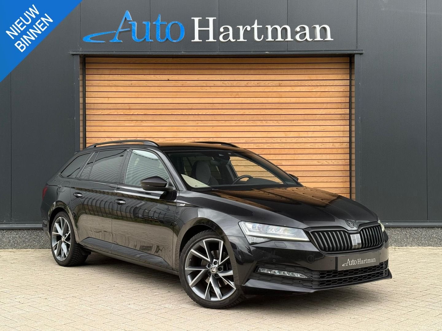 Skoda Superb 2.0 TDI 4x4 Sportline Business SPORTSTOELEN|CAN, Auto's, Automaat, Parkeersensor, Zwart, Zwart