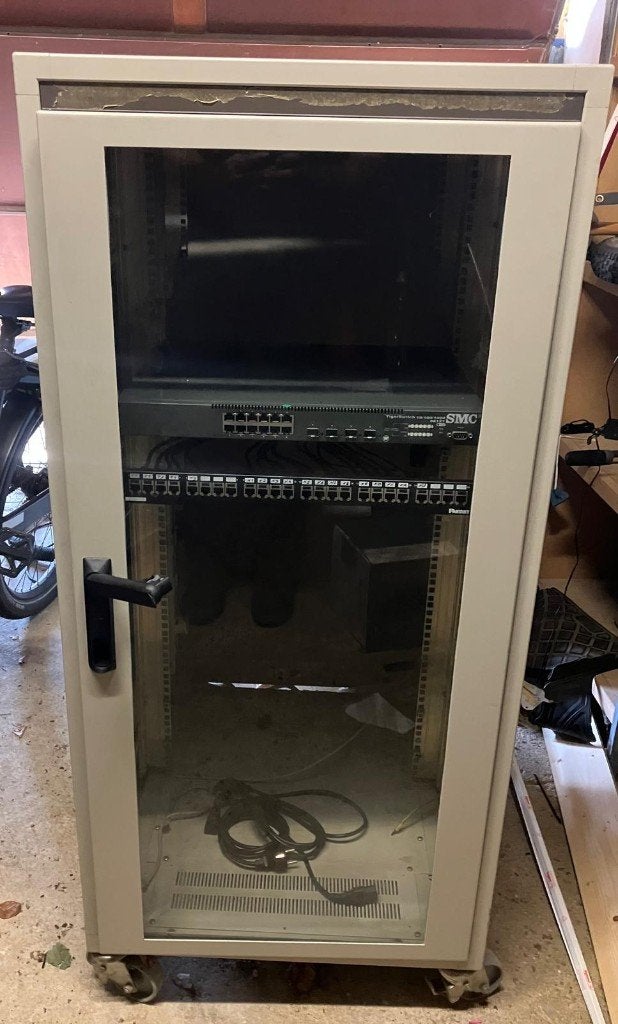 25U Patchkast / Netwerkkast op wieltjes, Computers en Software, Serverkasten, Ophalen, Gebruikt, Glas, Plaatstaal