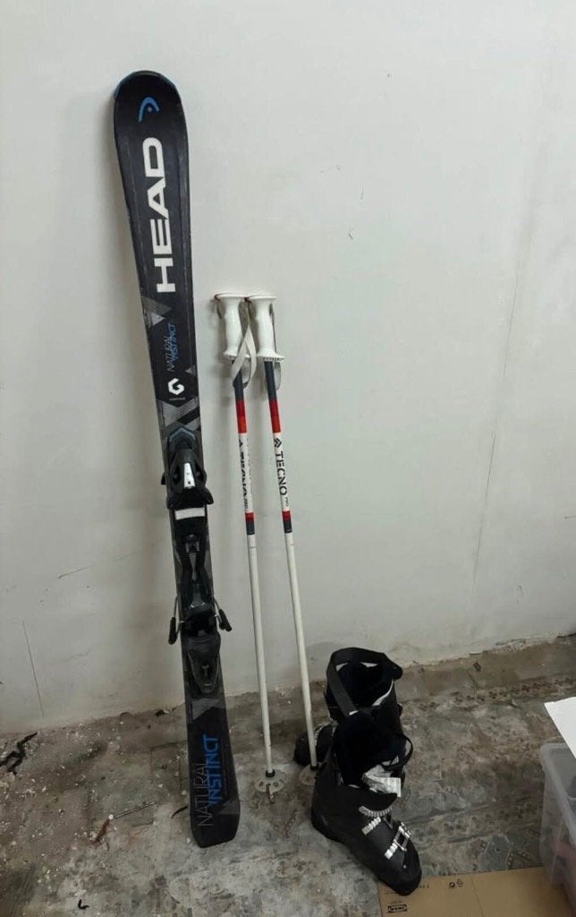 Des skis avec des os et des bâtons, Sports & Fitness, 160 à 180 cm, Skis, Comme neuf, Enlèvement