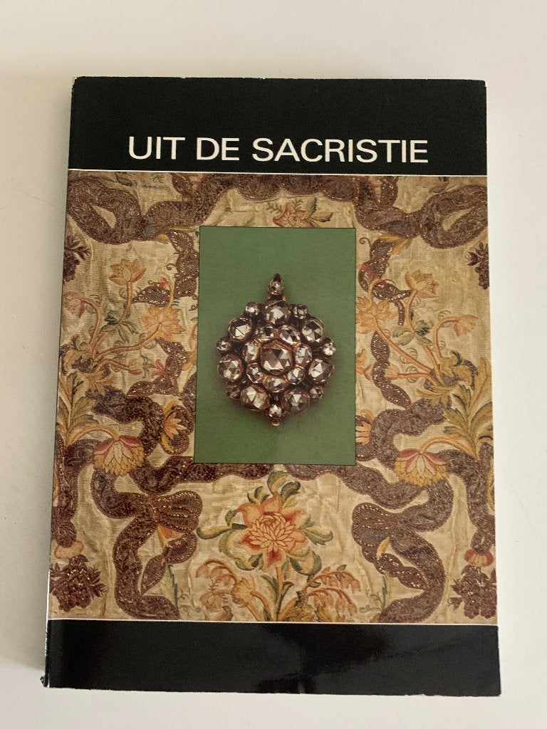 Uit de sacristie: textiel en juwelen in kerkelijk bezit, Boeken, Kunst en Cultuur | Beeldend, Ophalen of Verzenden, Gelezen