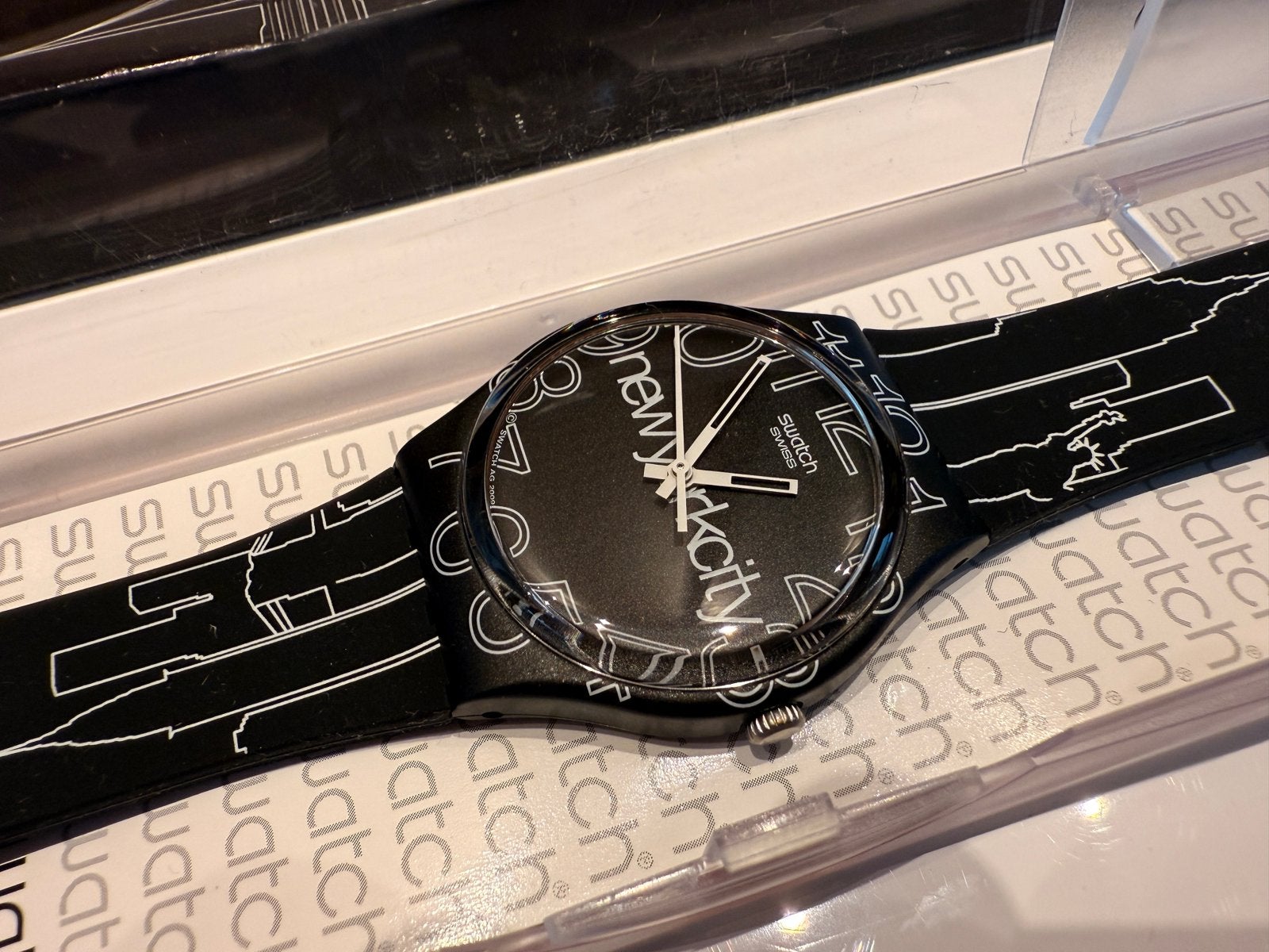 Swatch GZ209 “Lines in the Sky”from Swatch Time Square, Enlèvement ou Envoi, Neuf