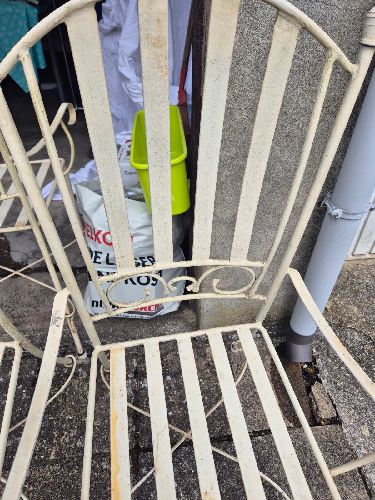 Chaise en fer forger il y en a 6 blanc cassee ,solide (tres, Enlèvement