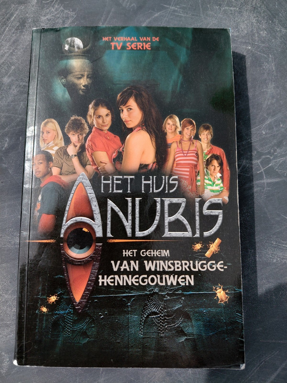 Het huis Anubis en het geheim van WInsbrugge-Hennegouwen, Ophalen, A. Penrhyn Lowe