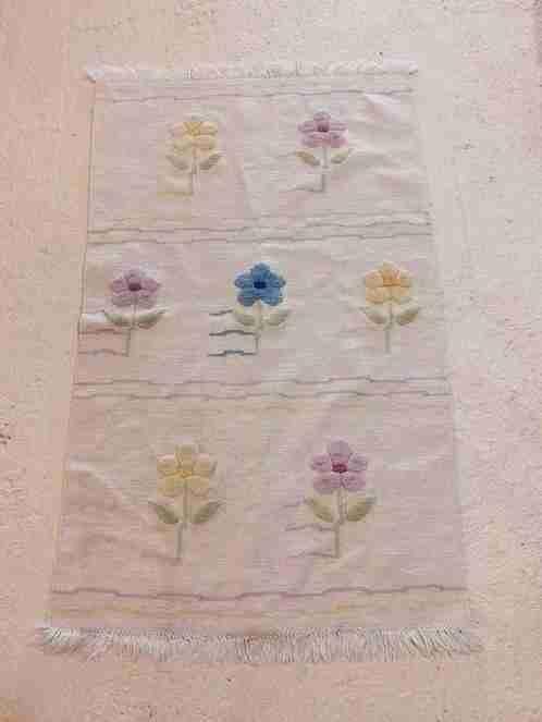 Kleed beige met gekleurde bloemen 149/91 cm, Verzenden, Gebruikt, Beige, Overige stijlen