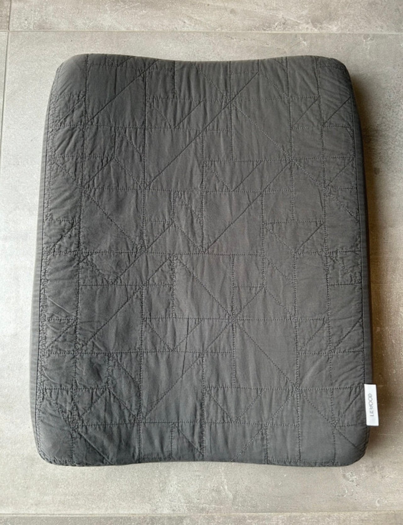 Liewood - Verzorgingskussen antracietkleurig. Prima staat, Enlèvement ou Envoi, Comme neuf, Coussin à langer, Autres marques