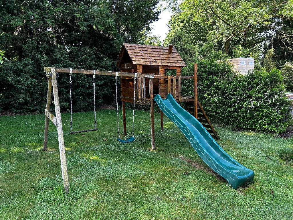Houten speelhuis met schommel en glijbaan, Ophalen, Gebruikt, Schommel
