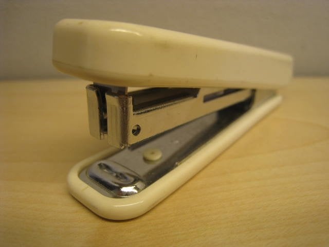 Kleine nietjesmachine, gebroken wit, L 9cm x H 3cm,perfekt!, Zakelijke goederen, Kantoor en Winkelinrichting | Kantoorartikelen