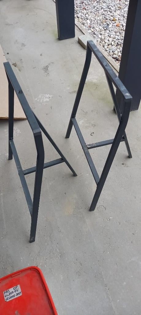2 bases à vis, Enlèvement