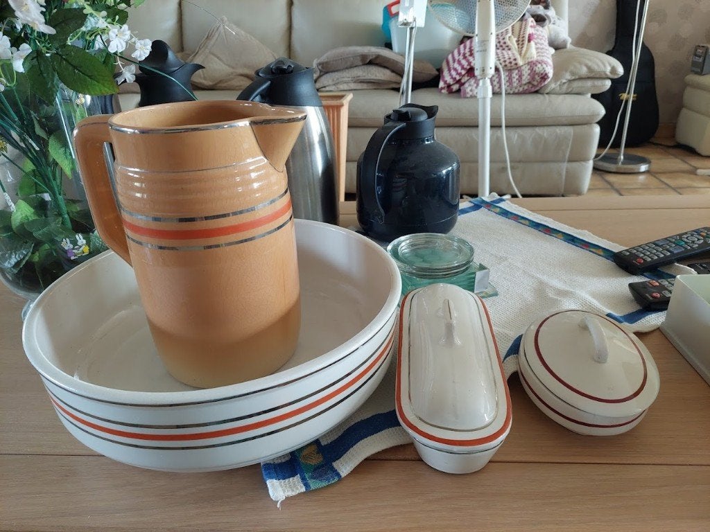 Antieke kom, karaf, borstelbakje en zeepbakje, Enlèvement