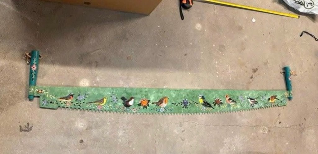 Ancienne scie peinte à la main verte avec motifs oiseaux, Enlèvement ou Envoi