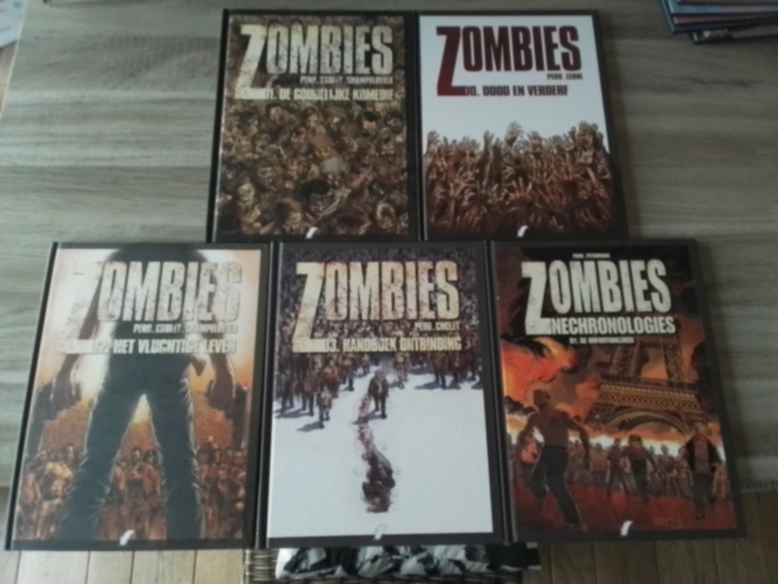 zombies delen 1 en 2  HC, Boeken, Ophalen of Verzenden, Zo goed als nieuw