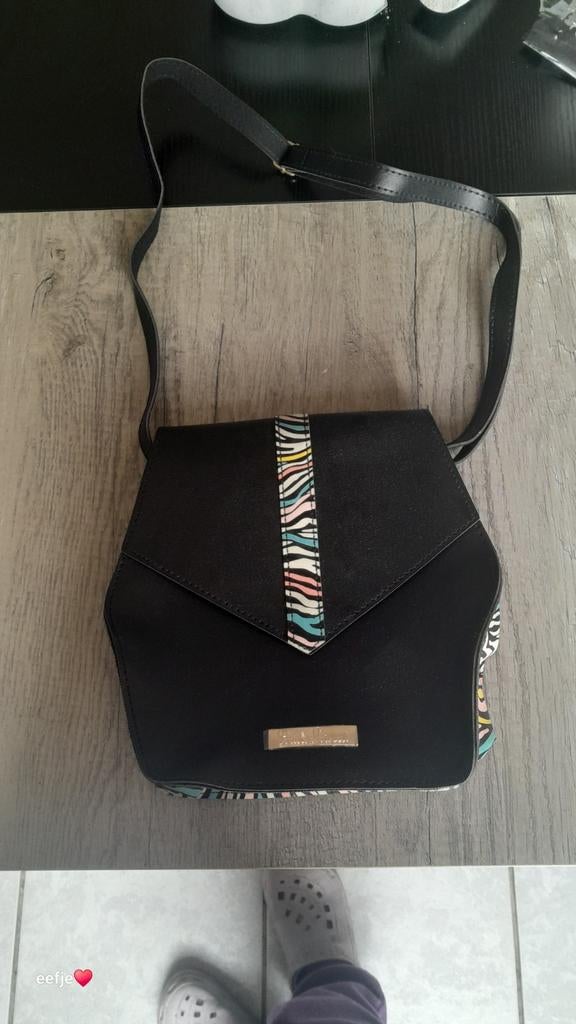 Zwarte schouder handtas, Ophalen