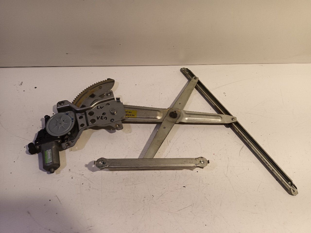 Raammechaniek elektrisch links voor Suzuki Alto, Onderdelen@venauto.nl, Van der Ven Autorecycling B.V., Ettenseweg 76, 4706 PB Roosendaal, The Netherlands