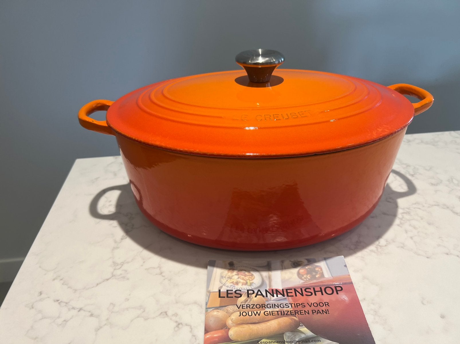 Poêle vulcanique Le Creuset 35 cm en très bon état, Enlèvement ou Envoi, Compatible induction, Le Creuset, Comme neuf
