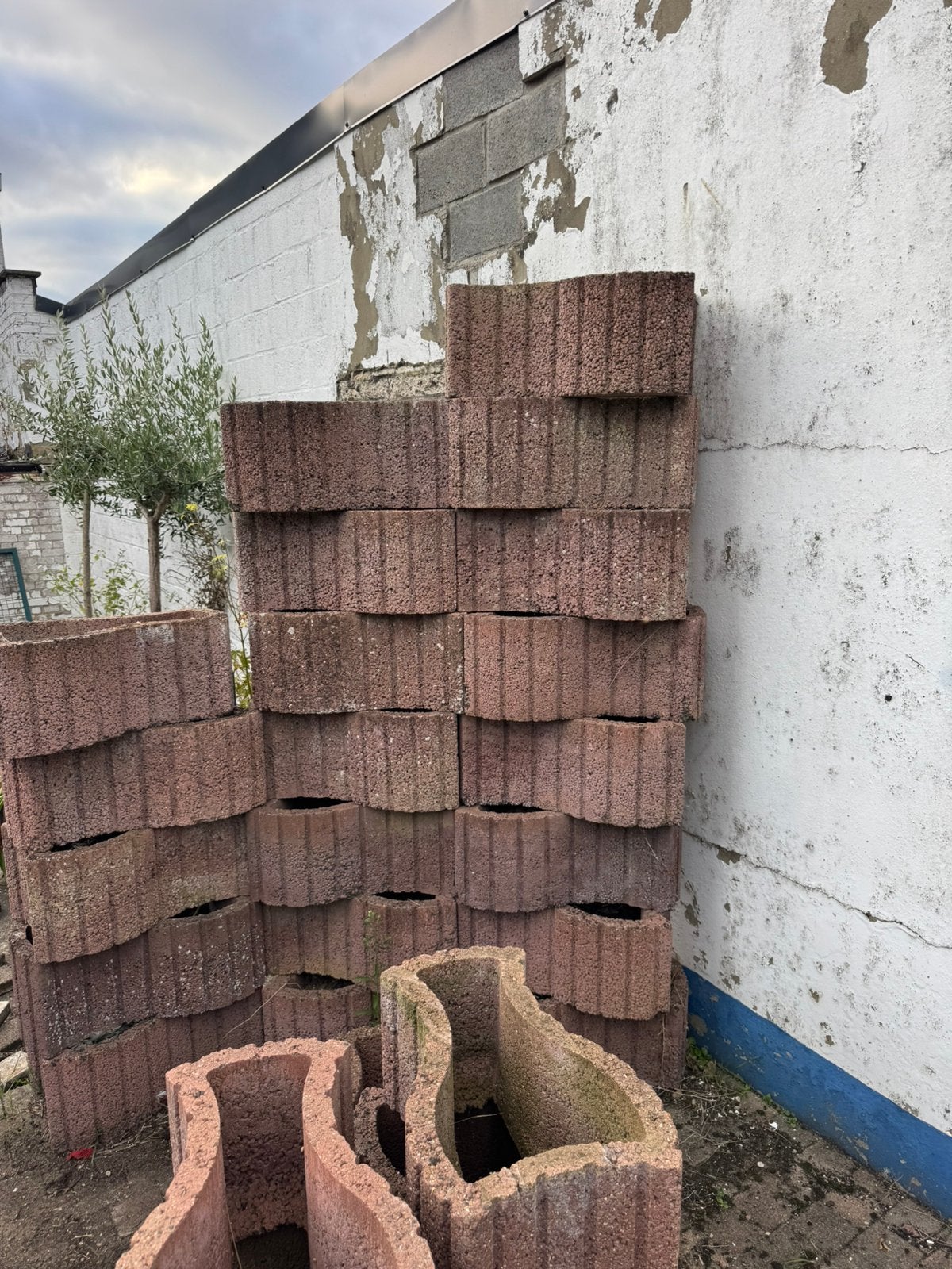 110 bacs à fleurs / blocs de soutènement en béton, Enlèvement, Utilisé, Béton