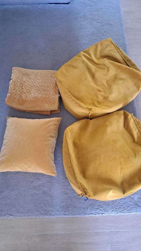 Okergele decoset | 2x poefs, kussen, plaid + 2 bloempotten, Maison & Meubles, Accessoires pour la Maison | Plaids & Couvertures