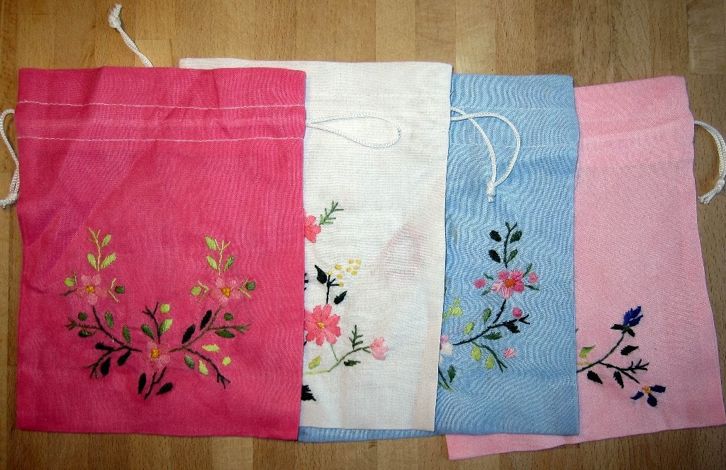Lot de 4 sacs en coton avec fleurs brodées, Divers, Emballage cadeau, Neuf, Sac cadeau, Sac cadeau, Enlèvement ou Envoi